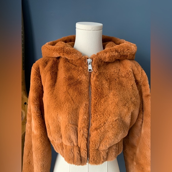 Urban Outfitters faux fur crop jacket. Size XS - Picture 4 of 9